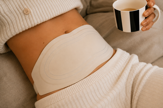 Ceinture chauffante menstruelle sans fil Jour Rouge Day One portée sur le ventre